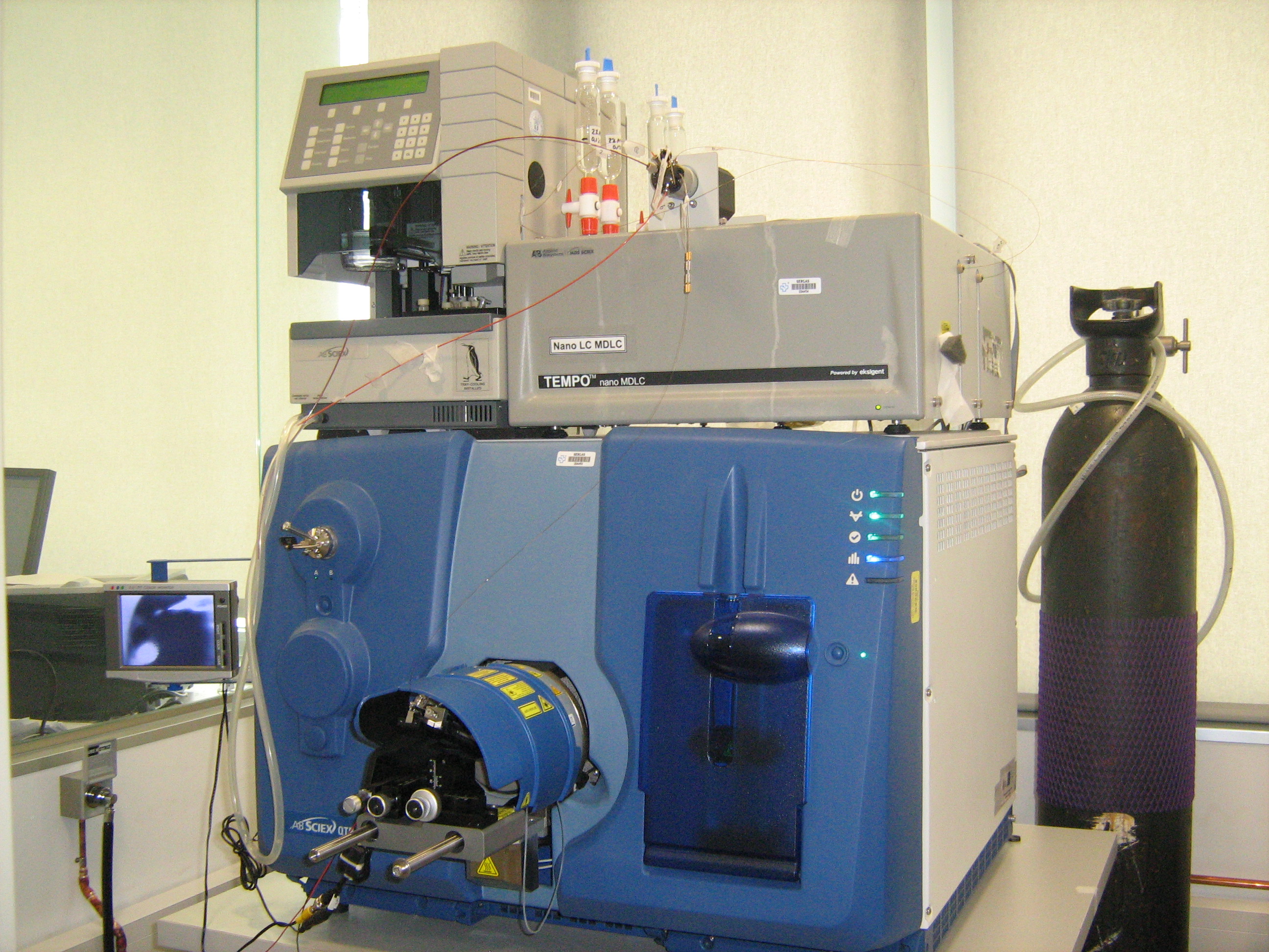 Sistema de cromatografía líquida Tempo™ nanoLC-2D acoplado a espectrómetro de masas QTRAP5500 Procesador de tejidos STP 120
